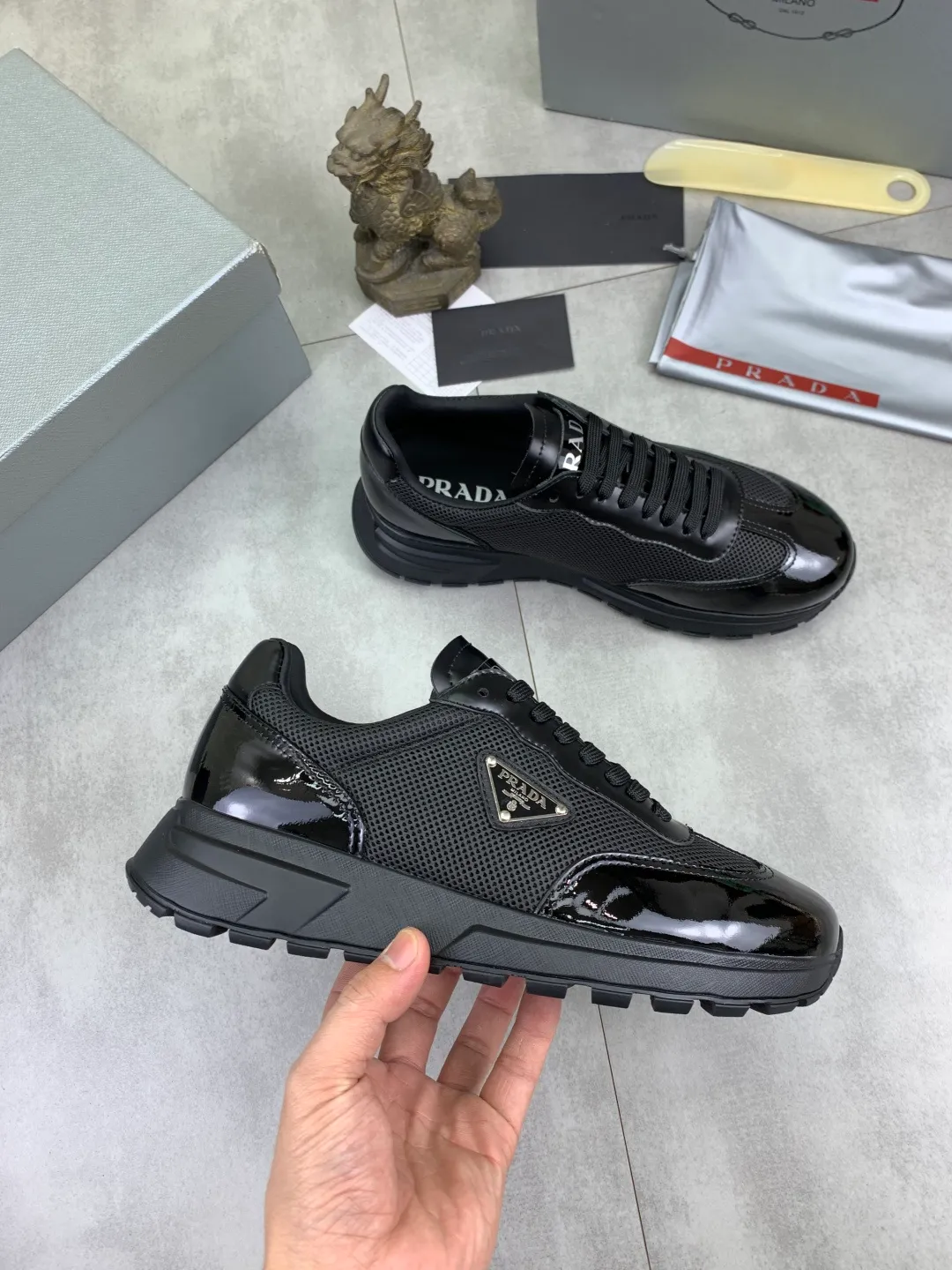 Men's Men's Shoes 💰P600 💰【New Style】 The latest model of high-quality PRADA classic men's shoes has been launched on the official website at 1:1, synchronized in Hong Kong, and on the same catwalk; all made of calfskin➕imported cowhide lining, 🍡🍡original rubber outsole, non-slip and wear-resistant; comfortable on the feet, attractive style, fine workmanship, and simple and neat shoe lasts, showing the courage and toughness of men, 👍Size: 39-44 (45 can be customized) black White color🉑️choose